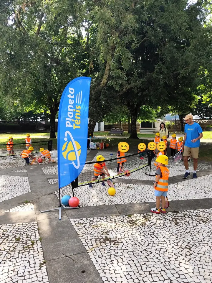 Crianças a experimentar ténis numa atividade do Planeta Ténis 1