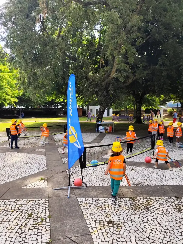 Crianças a experimentar ténis numa atividade do Planeta Ténis 5
