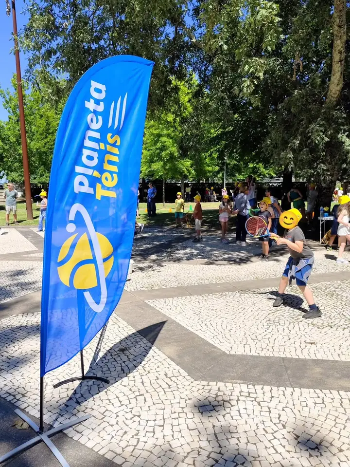 Crianças a experimentar ténis numa atividade do Planeta Ténis 9